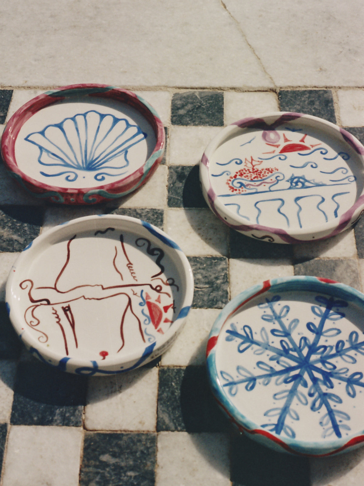 SMALL CERAMIC PLATES VARIOUS PAINTINGS